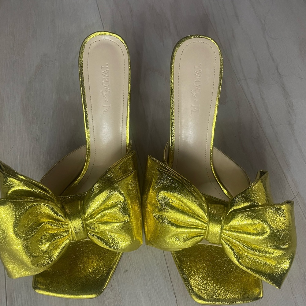 Metallic bow heels